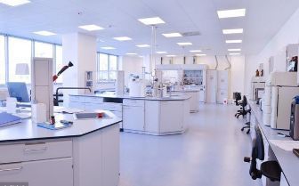 實驗室觸電急救原則與設備防護指南